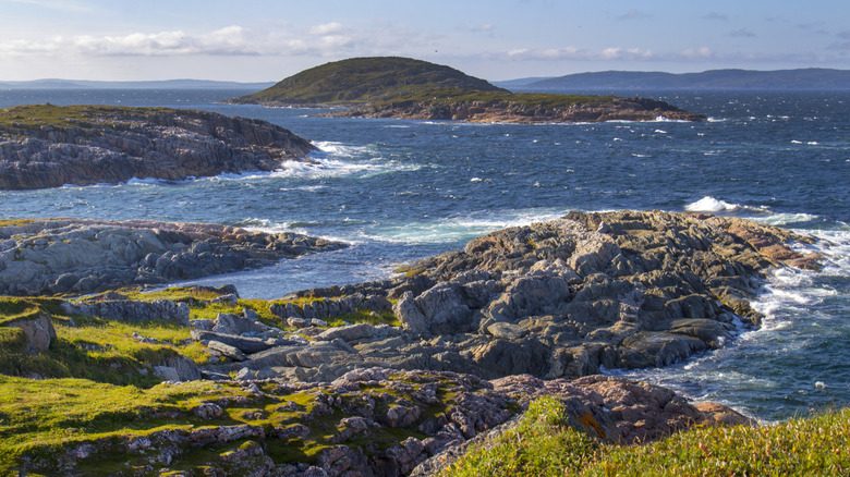 Cómo es Battle Harbour, la isla de Canadá sin autos ni internet donde los turistas pueden dormir en edificios históricos