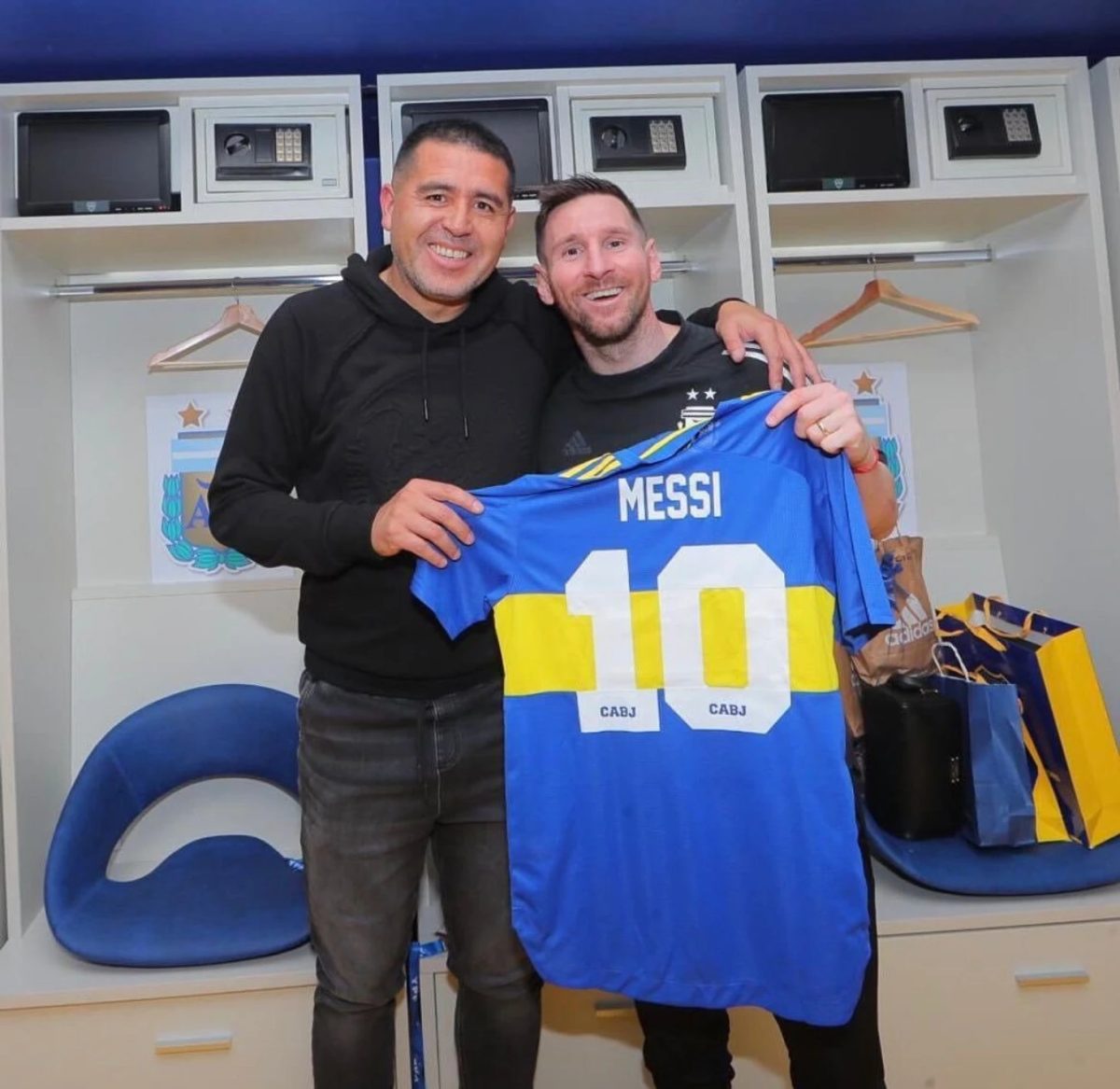 Messi posó con la camiseta de Boca junto a Blas Giunta y revolucionó las redes sociales