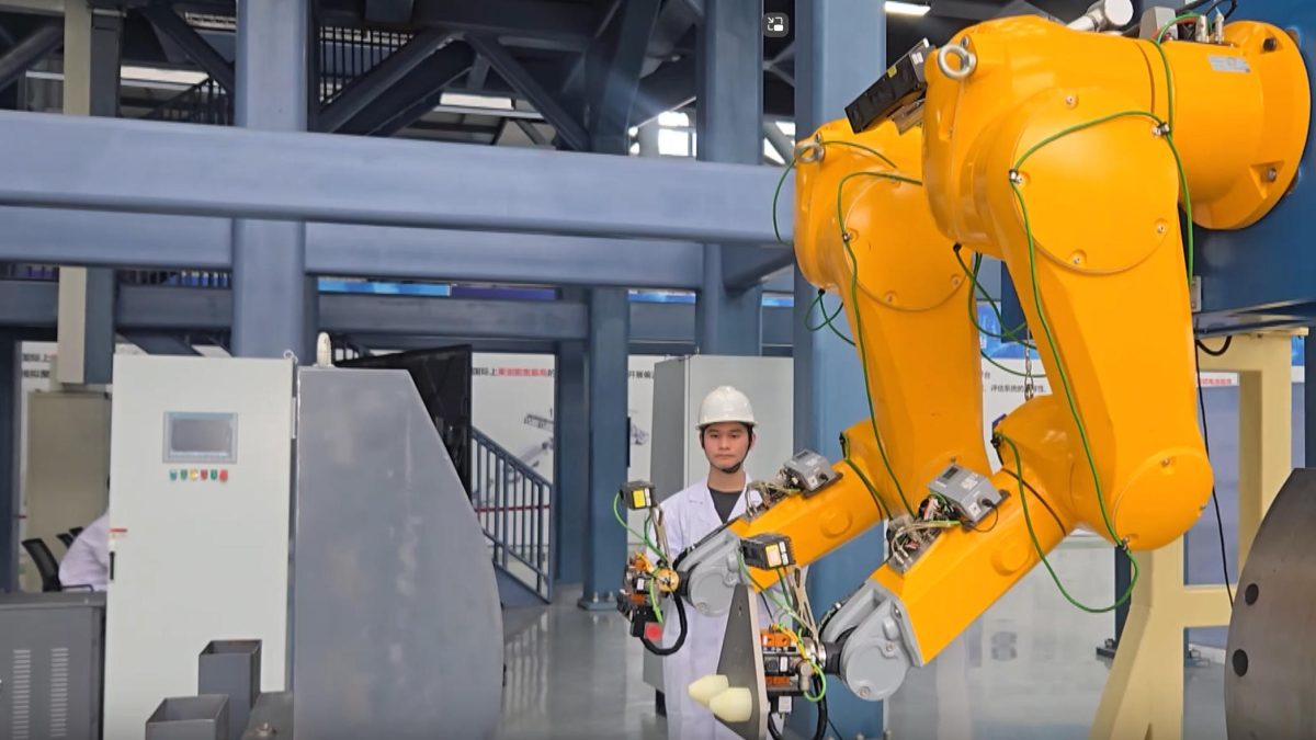 China presenta "robot guardaespaldas" con una fuerza descomunal: su capacidad genera preocupación